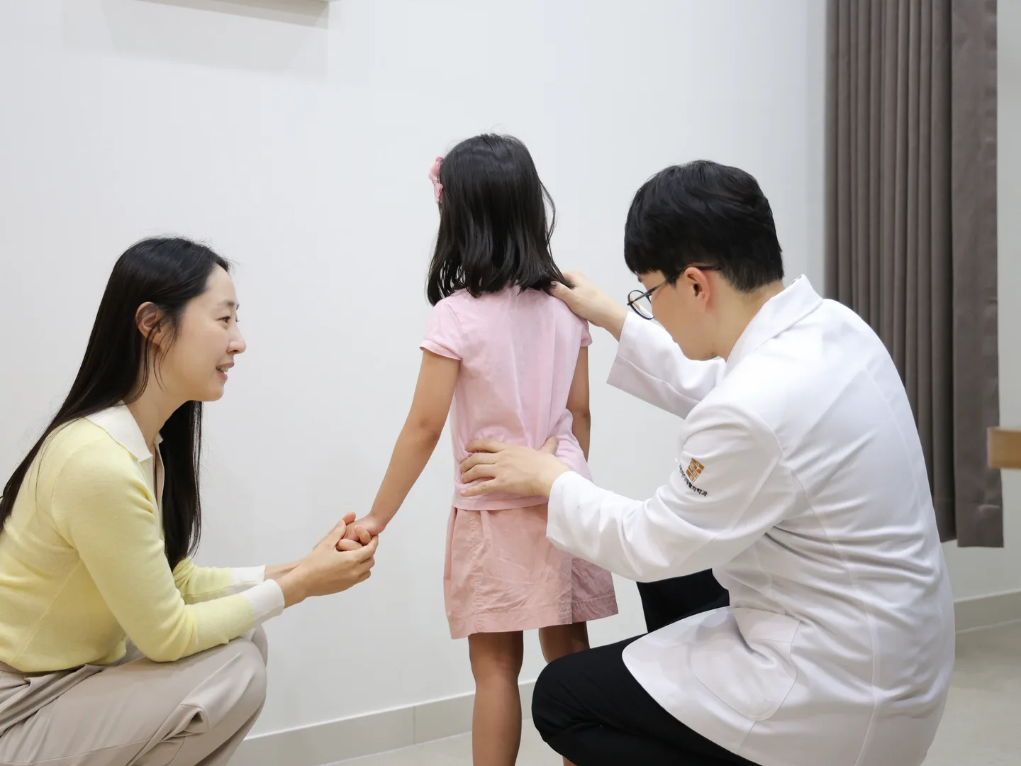 고든마디 의료진이 보호자와 함께 영아의 목 움직임과 머리 모양을 확인하는 실제 장면