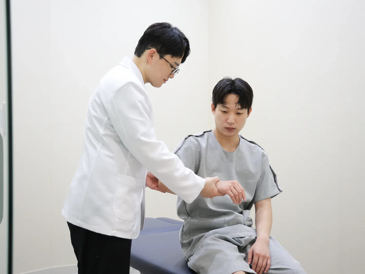 고든마디 의료진이 환자의 손목과 팔꿈치 움직임을 진찰하는 실제 장면