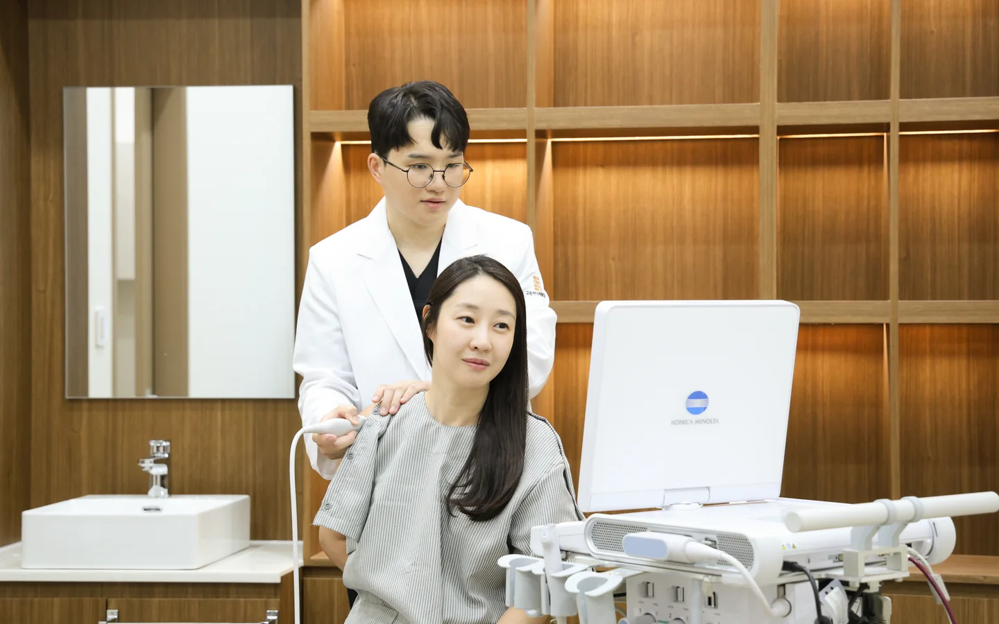 Dr. Jonghyuk Lee at Gordonmadi Rehabilitation Medicine Clinic