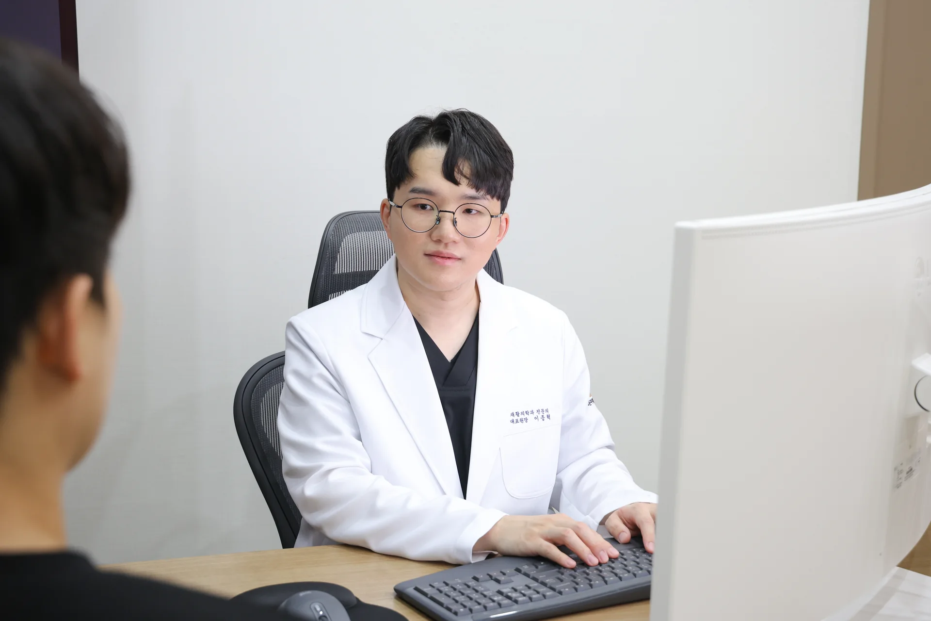 Dr. Jonghyuk Lee at Gordonmadi Rehabilitation Medicine Clinic