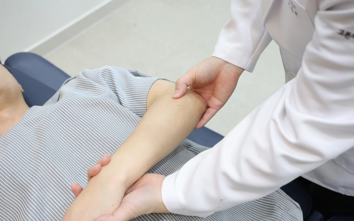 Dr. Jonghyuk Lee at Gordonmadi Rehabilitation Medicine Clinic