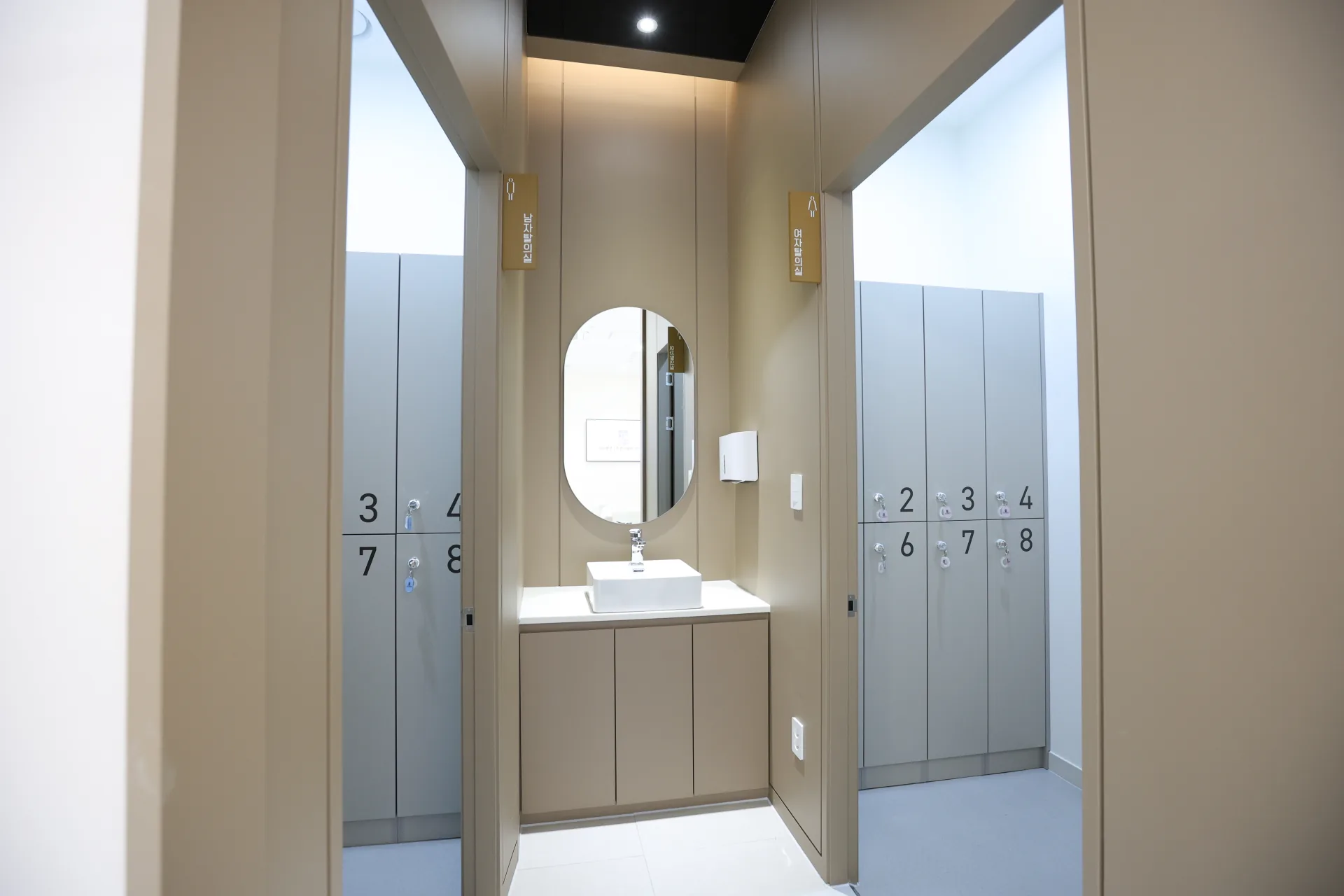 Gordonmadi clinic — tour changing rooms sj2 0494