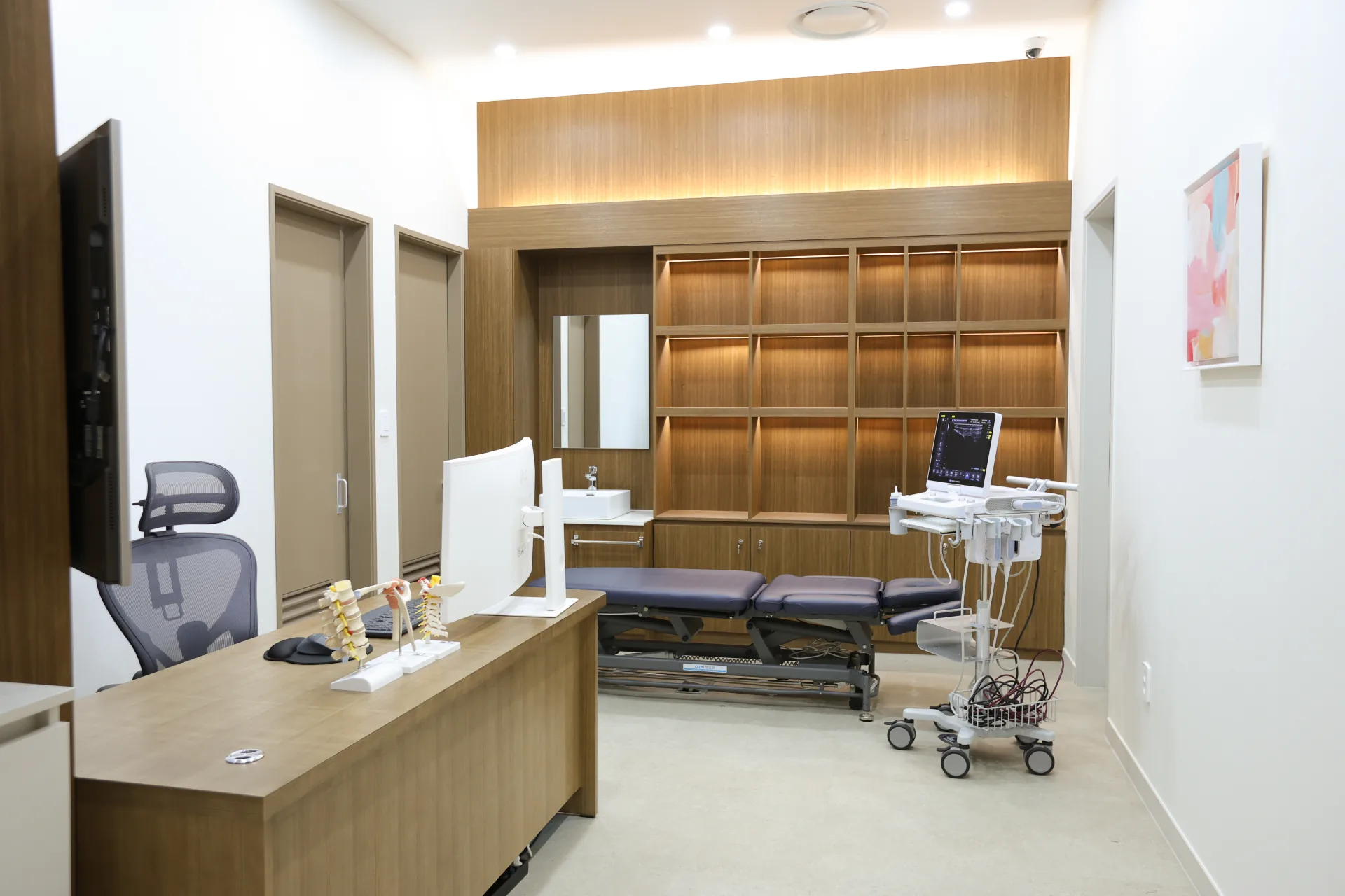 Gordonmadi clinic — tour consultation exam room sj2 0482