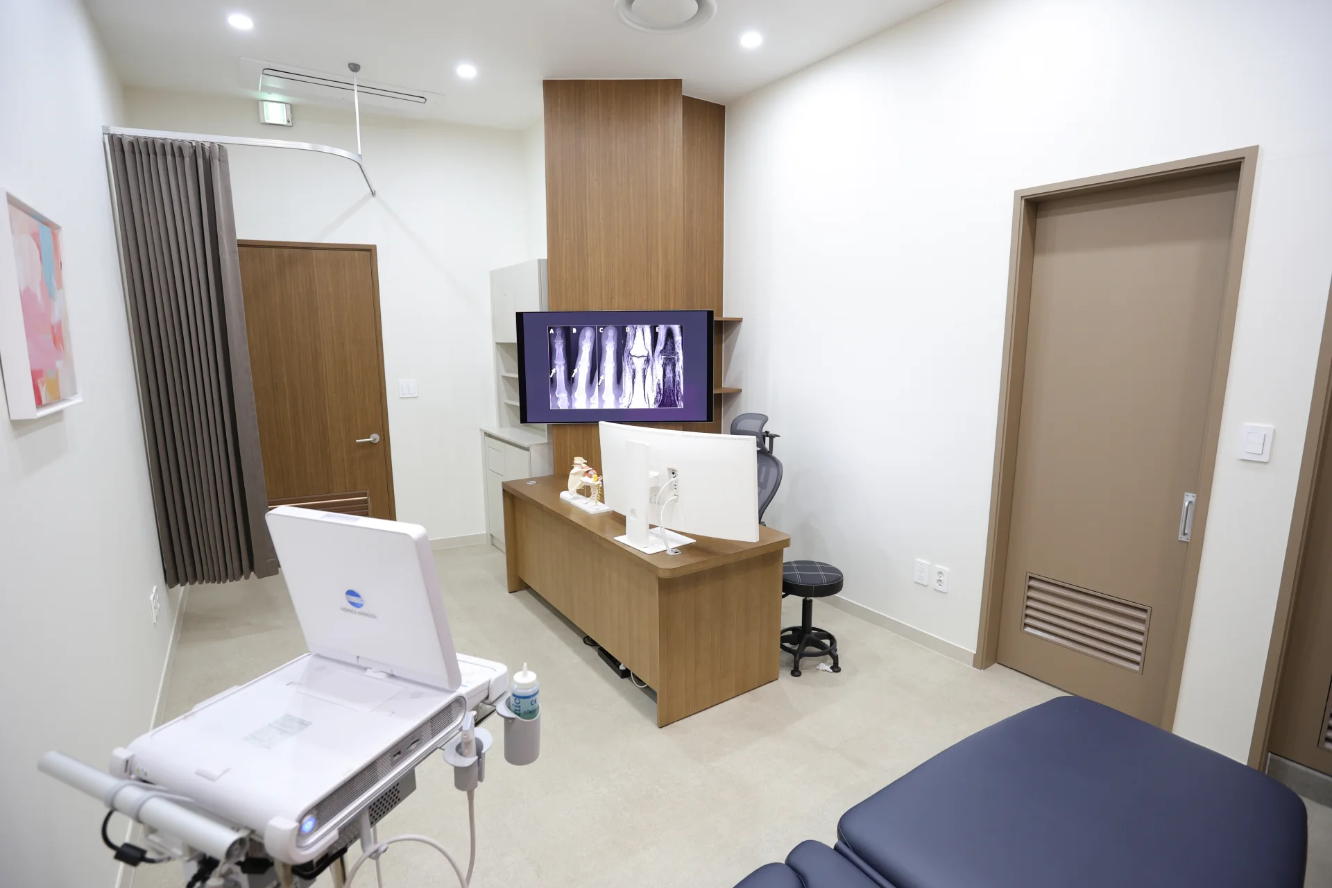 Gordonmadi clinic — tour exam room sj2 0486