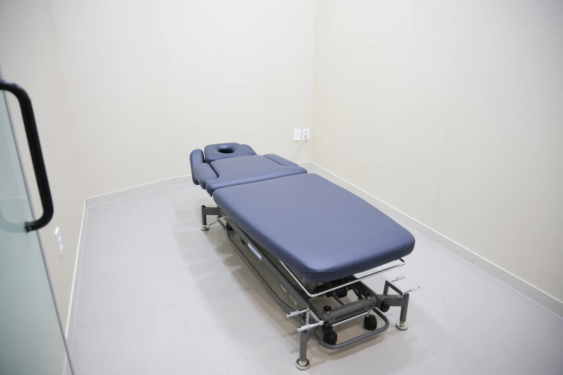 Gordonmadi clinic — tour manual therapy room sj2 0446
