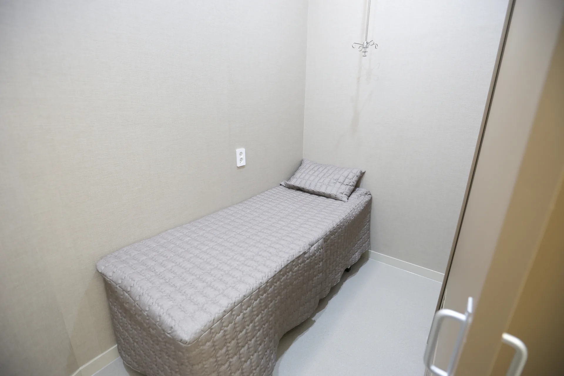 Gordonmadi clinic — tour private treatment room sj2 0499