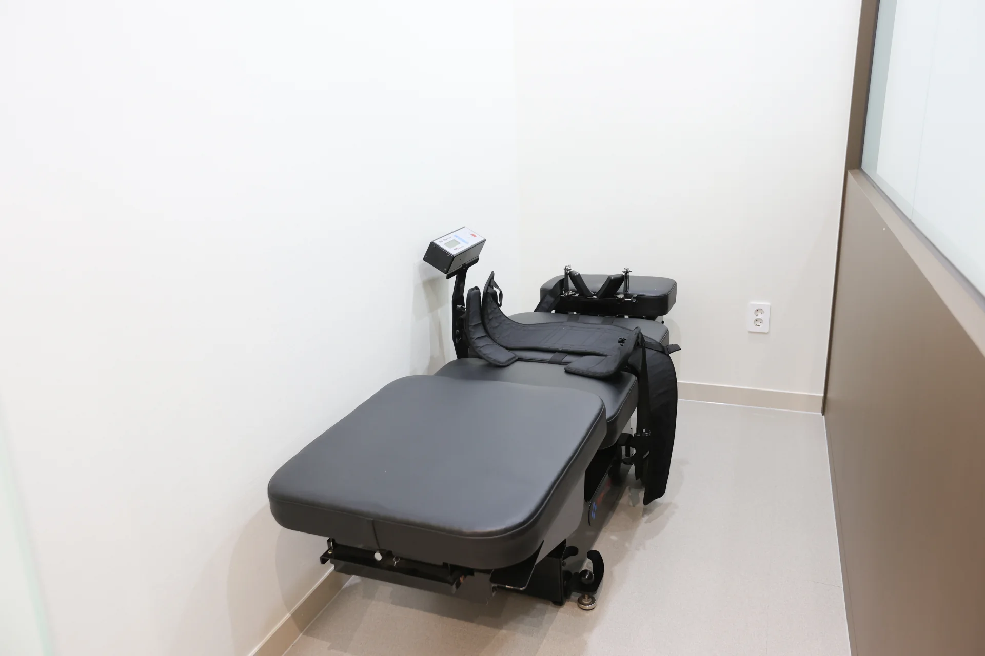 Gordonmadi clinic — tour traction room sj2 0464